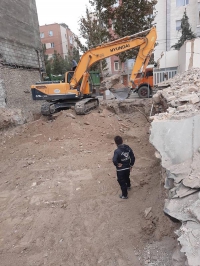 تخریب و خاکبرداری ساختمان غلامی در مشهد