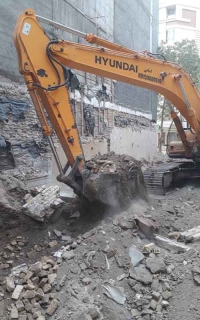 تخریب خاکبرداری ساختمان حسن غلامی در مشهد